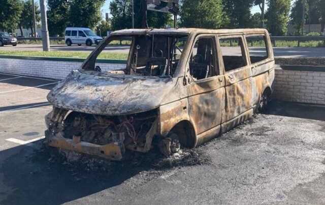 На Прикарпатті 15-річний підліток з родичем влаштували серію підпалів пікапів ЗСУ