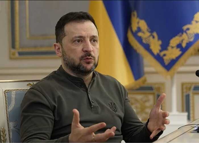 Зеленський зробив селфі з перехожими під час прогулянки на Хрещатику
